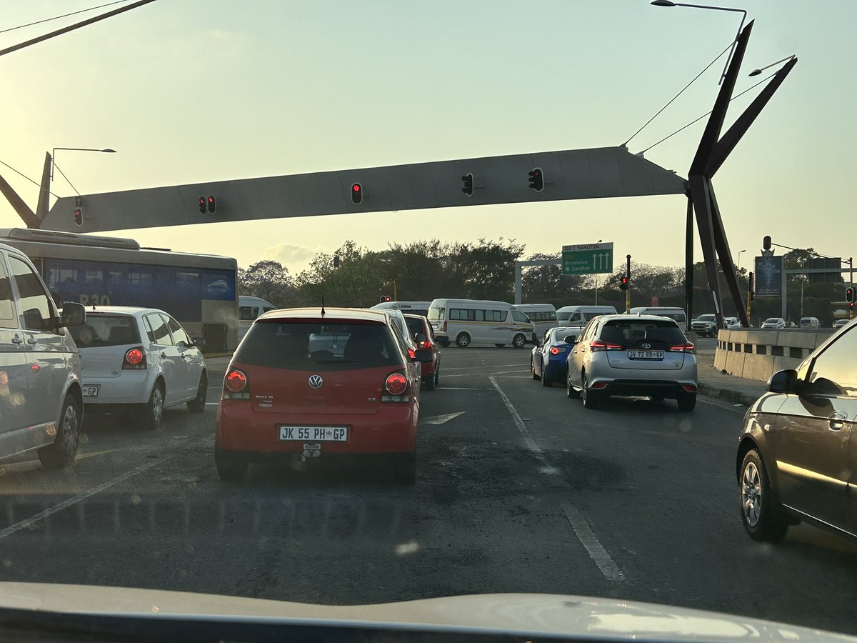 KP2701's tweet photo. @JoburgMPD taxi’s driving straight through red traffic lights at N1 highway and Winnie Mandela Drive. Lawless and don’t care. https://t.co/PpxLI2lVzb