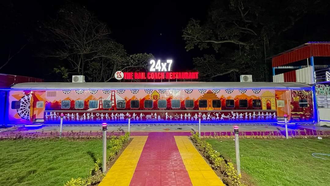 OdishaRail's tweet photo. Tomorrow will be the grand opening of " The Rail Coach Restaurant " at Rayagada railway station. It will be a multi-cuisine restaurant.
#Rayagada #railcoach #restaurant https://t.co/uvt99rVurS