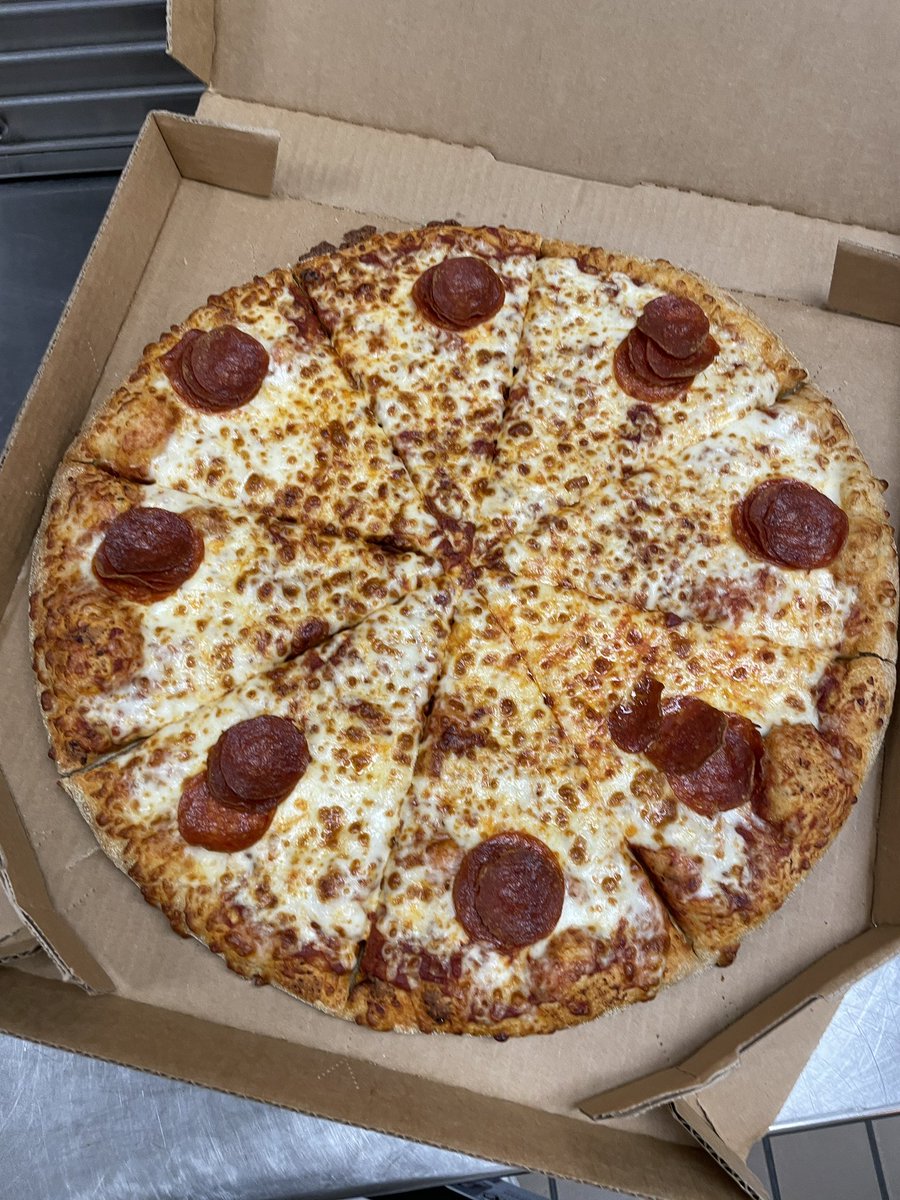 thisgirljul's tweet image. Calling out @dominos You can do better.  Not the first time.  This is what you deliver to our school.  #dominos #pizza #smartslice