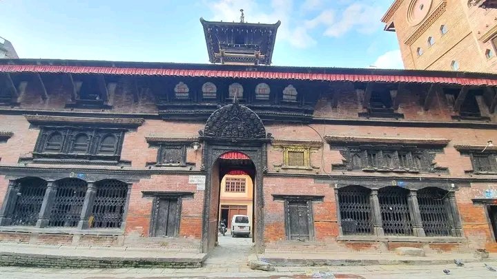 welovenepal01's tweet photo. मध्यपुर थिमि ७ नगदेश अवस्थित ऐतिहासिक सिद्धि गणेश द्यः छें (सिद्धगणेश देवता घर) मा राखिएको सुनको झ्याल स्थानीयवासीका अनुसार उक्त झ्याल करिब ३०० वर्ष पहिला निर्माण भएको विश्वास गरिएको छ । तस्बिर: रत्न श्रेष्ठ/रासस
#goldenwindow #thimi #kathmandunepal #exploreinnepal https://t.co/9NOwcAP3t0