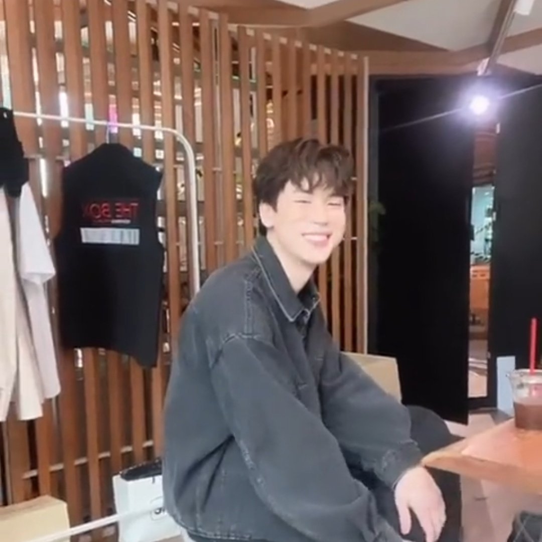 Guuuuu0310's tweet photo. 崽崽终于不是中分了啊啊啊好可爱好看好看!!!😚😚😚
@Prem_space
#prem_space
#TheBoxEP6 https://t.co/mHB7ZGAzoi