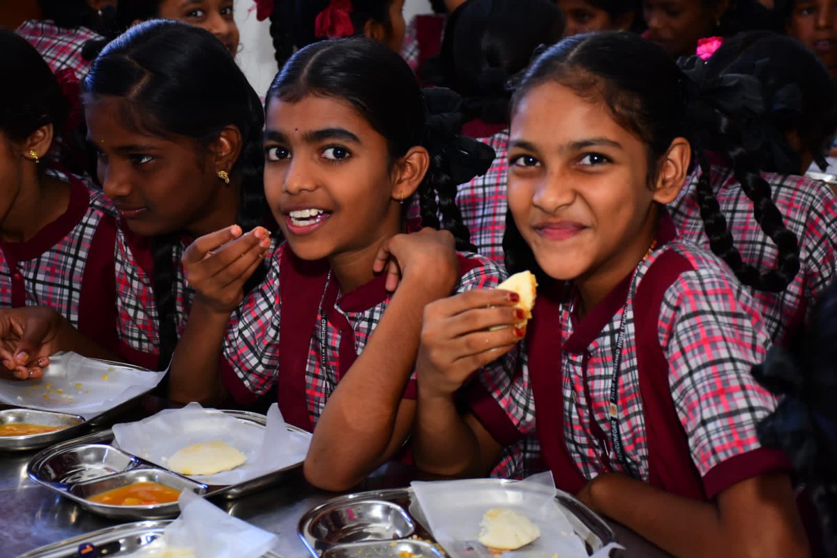 SmitaSabharwal's tweet image. Eating together is one of the most powerful tools of breaking social barriers !
In some ways, social re-engineering no less ! 
A happy breakfast #Monday morning in #Telangana