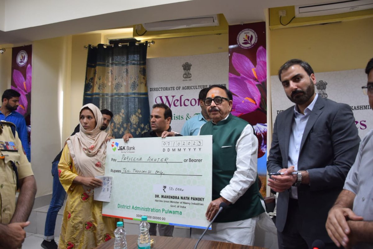 RisingKashmir's tweet photo. #SHGmembers from #Pulwama felicitated for #contributions to "#MeriMatiMeraDesh" campaign
Reports @javidsofii
@DrMNPandeyMP @dcpulwama
@DicPulwama @OfficeOfLGJandK
@diprjk @PMOIndia @AmitShah
@PIB_India
https://t.co/9fAE8Ej2Ul https://t.co/NwmmnqYzoD