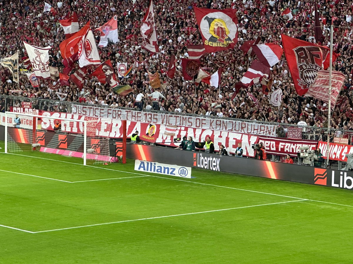 Banner fans Bayern di laga vs Freiburg semalam. 🫡

"Justice for the 135 victims of Kanjuruhan."

📸 <a href="/archiert1/">Archie Rhind-Tutt</a>