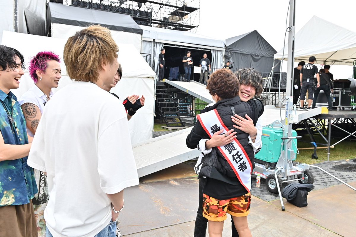 FEST_INAZUMA's tweet photo. 【#西川出没中👀】

出番を終えたNovelbrightを待ち構えてハグ！

見守るスタッフも、もらい泣き🥺

#イナズマロックフェス #IRF23 https://t.co/vaQamO7nsX