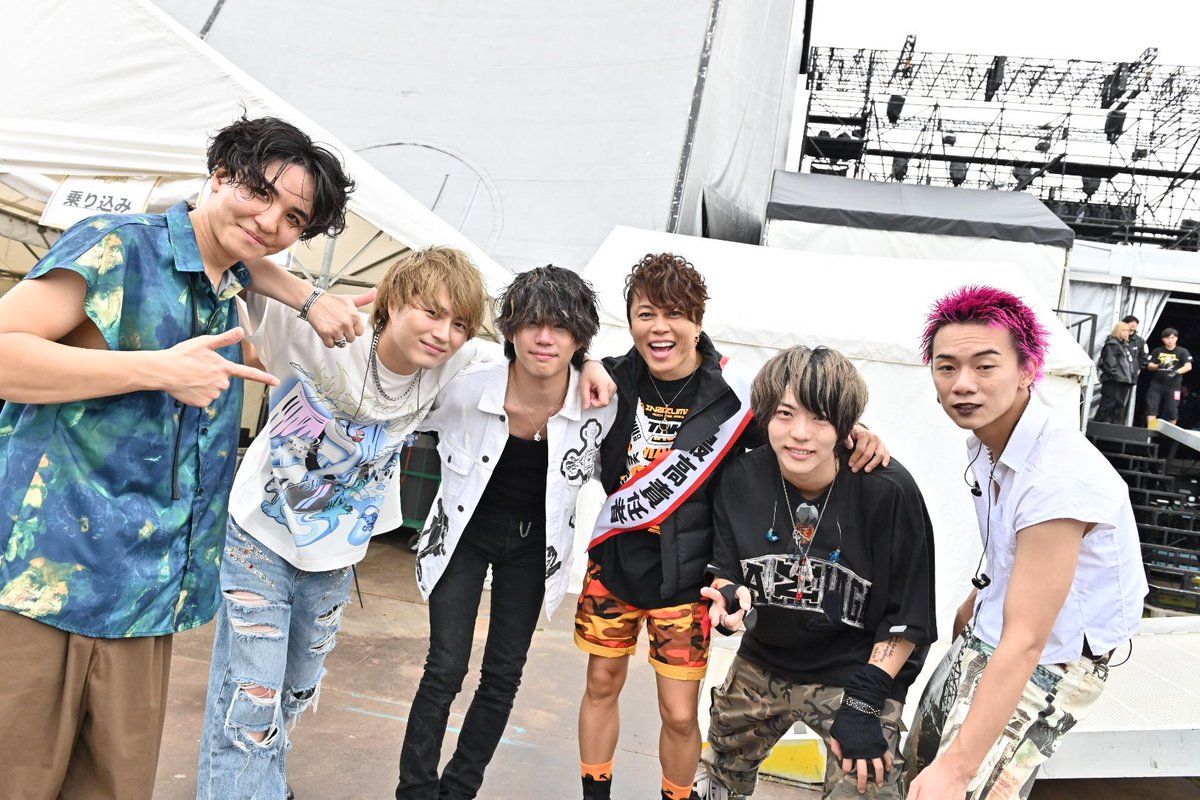 FEST_INAZUMA's tweet photo. 【#西川出没中👀】

出番を終えたNovelbrightを待ち構えてハグ！

見守るスタッフも、もらい泣き🥺

#イナズマロックフェス #IRF23 https://t.co/vaQamO7nsX