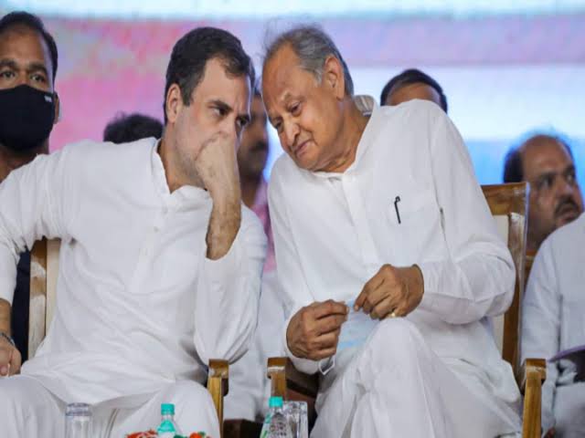 माननीय <a href="/RahulGandhi/">Rahul Gandhi</a> जी आज आखिरी बार राजस्थान पुलिस के कांस्टेबल आपसे निवेदन कर रहे हैं कि आचार संहिता लगने से पूर्व माननीय मुख्यमंत्री श्री <a href="/ashokgehlot51/">Ashok Gehlot</a> से कहकर कांस्टेबल का ग्रेड पे 3600 करने की घोषणा करवाएं नहीं तो NO VOTE
#राजस्थान_पुलिस_ब्लैक_डे 🖤