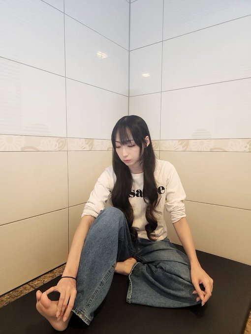 午前中から素材撮りに来てる~ 写真は始まる前のテストで 「足の指の皮むけた~」とぼやいてる私 https://t.co/8IlILWGNZF