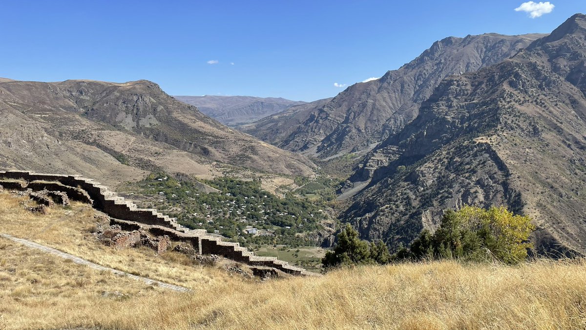 We need to be united to protect our country and our historic heritage. There should be no other choice for Armenians all over the world.
Photos from my last hike.
#bagratids #smbataberd #tsakhatskar #armenia
