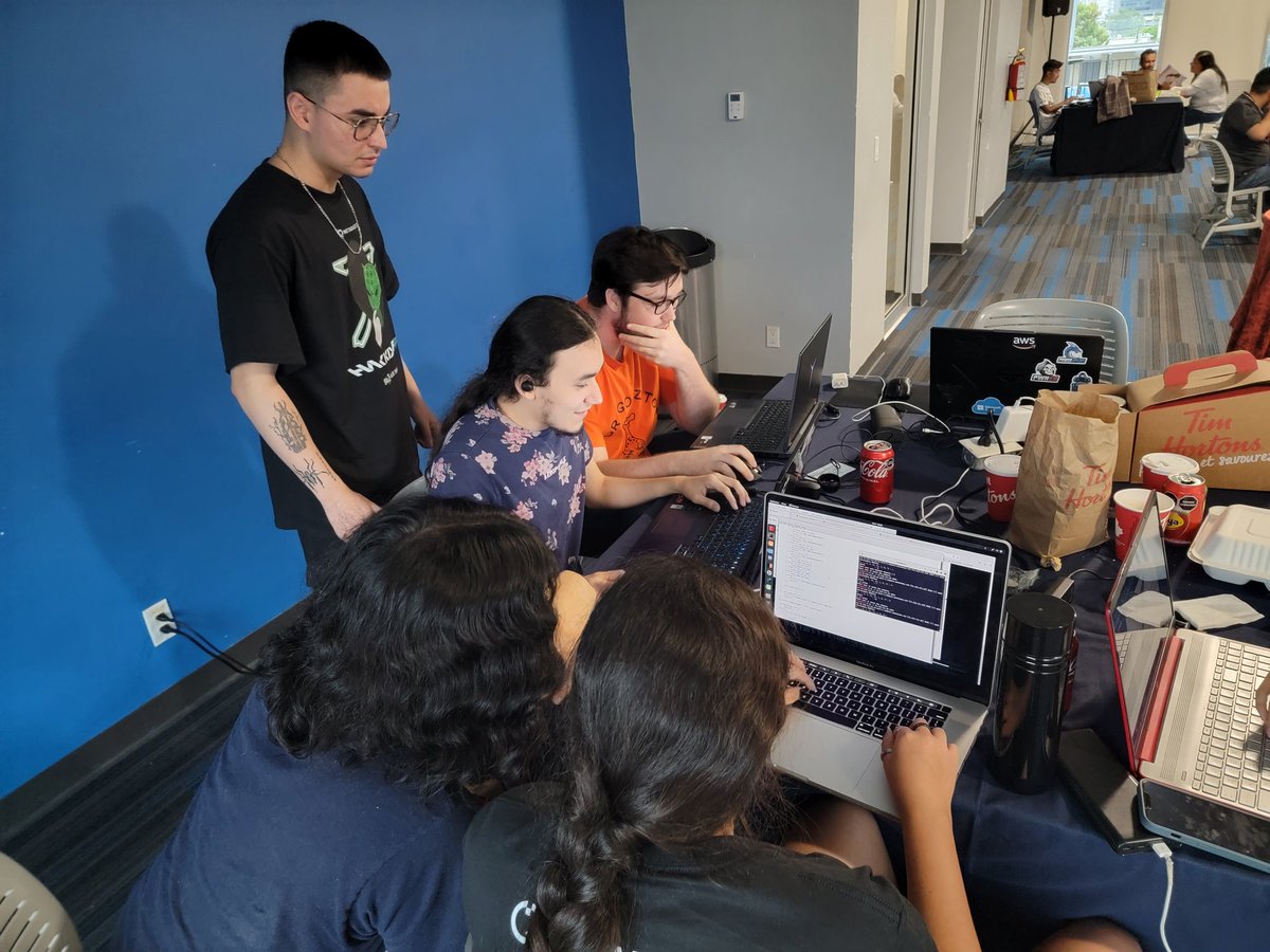hackdef's tweet photo. Les escribe #DanuX, lo que más me apasiona del #HackDef es ver a los estudiantes juntarse para resolver un reto, y explotar de emoción al resolverlo. Eso paga todo el esfuerzo, aquí comparto unos momentos de locura al final del torneo.
@MetabaseQ 

https://t.co/vjh1jta3E5 https://t.co/NK88DjGyAu