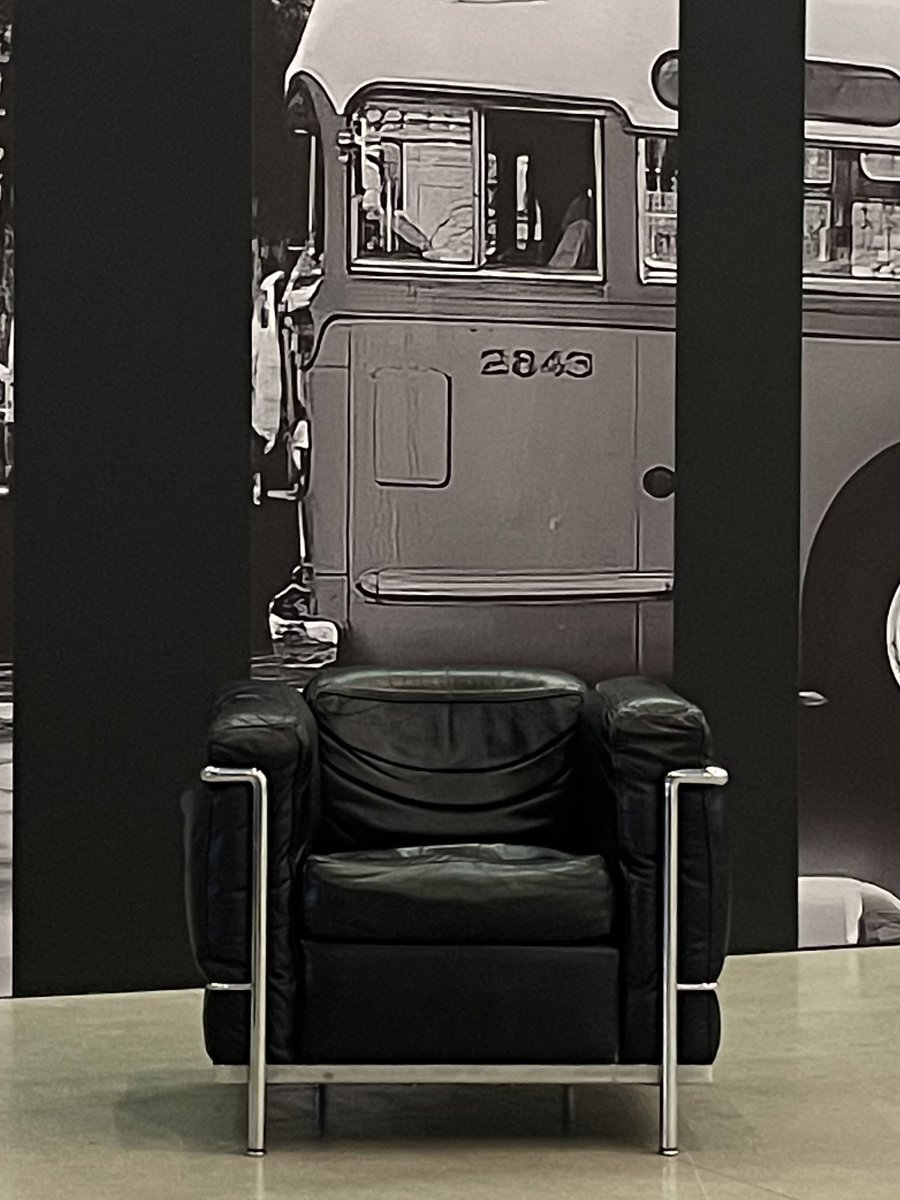 퐁피두센터에 널려있던 LC 2 체어... 
질질 끌고 한국 오고 싶었다