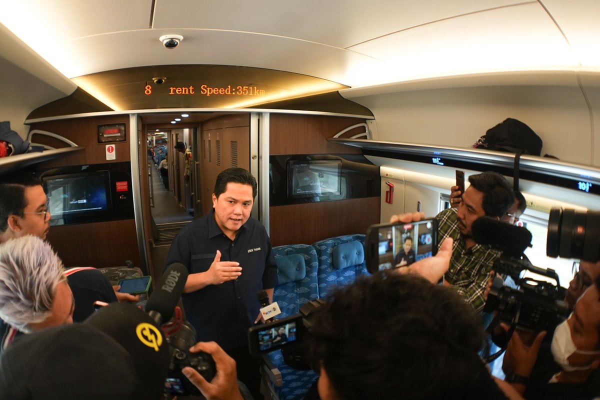 erickthohir's tweet photo. Pagi ini saya bersama perwakilan FIFA, Christian Schmolzer &amp; Sunny Kohli menggunakan Whoosh dr Jakarta menuju Stadion Si Jalak Harupat. Salah satu venue FIFA World Cup U-17.

Whoosh jadi salah satu fasilitas untuk memudahkan akses peserta maupun penonton yg ingin hadir di Bandung https://t.co/YDUEVfDHMv