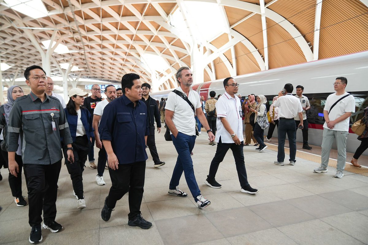 erickthohir's tweet photo. Pagi ini saya bersama perwakilan FIFA, Christian Schmolzer &amp; Sunny Kohli menggunakan Whoosh dr Jakarta menuju Stadion Si Jalak Harupat. Salah satu venue FIFA World Cup U-17.

Whoosh jadi salah satu fasilitas untuk memudahkan akses peserta maupun penonton yg ingin hadir di Bandung https://t.co/YDUEVfDHMv