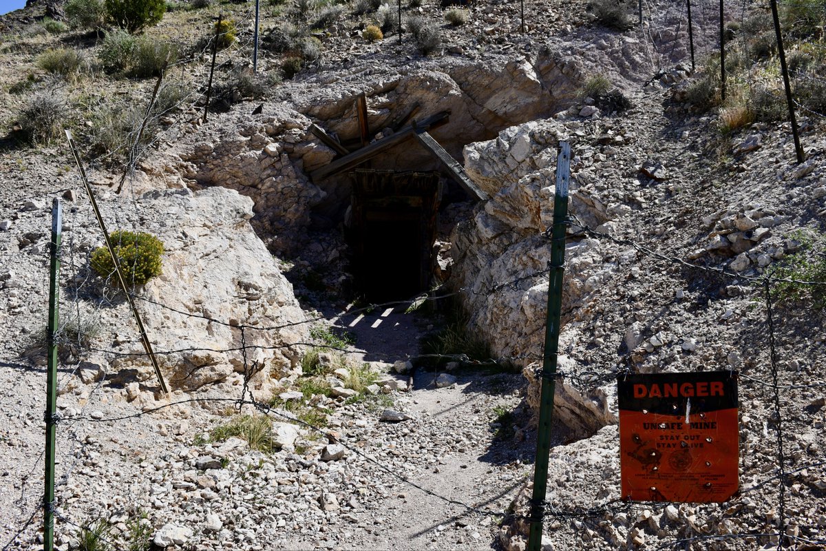 VincentLeble's tweet photo. Le parc de la Death Valley étant toujours fermé au public, on a visité à la place deux villes fantômes du Nevada.

Rhyolite, qui a compté entre 3.500 et 5.000 habitants, mais qui est aujourd’hui complètement déserté. https://t.co/4vZU352HS2