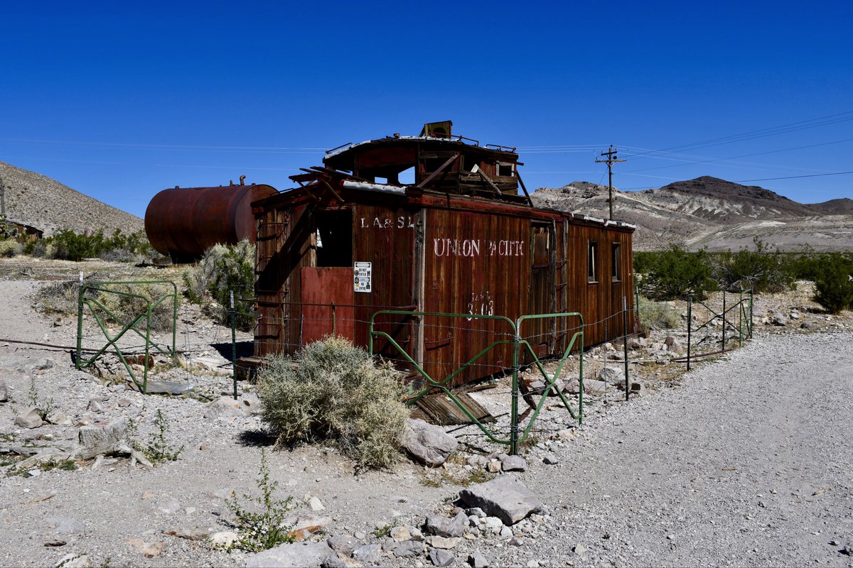 VincentLeble's tweet photo. Le parc de la Death Valley étant toujours fermé au public, on a visité à la place deux villes fantômes du Nevada.

Rhyolite, qui a compté entre 3.500 et 5.000 habitants, mais qui est aujourd’hui complètement déserté. https://t.co/4vZU352HS2
