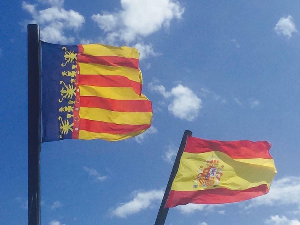 Carmina_BF's tweet photo. Bon dia, amics! 😘
Valencians, en peu alcem-se! ❤️💛💙
Feliç 9 d’Octubre. 😍
Porque, sin duda, ser valenciano es la manera más preciosa de sentirse español.
#OrgullOnder
#MásILUSIÓNxONDA 💙 https://t.co/R1uFJM90q8