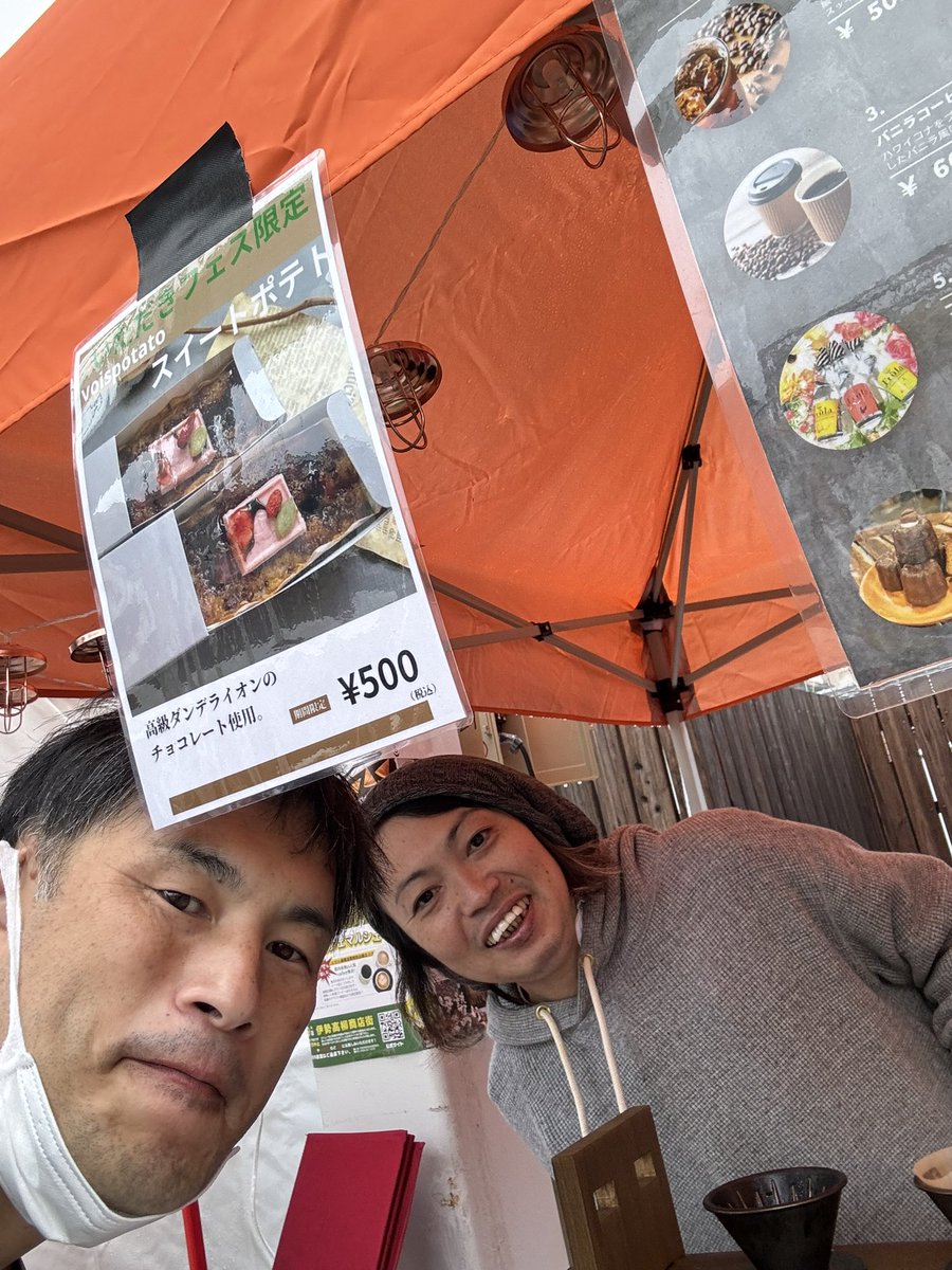 magiclamp30's tweet photo. いただきフェスでもう1店!
コーヒーのいい匂いに誘われてコーヒーと
レザークラフトのお店「Lemth」さんです☕️
店長さんが酸味のあるコーヒーが苦手とのことで、スッキリと飲みやすいお味でしたよー😊
家の近くなので今度はお店に飲みに行きますね!
#Lemth
#いただきフェス2023
#伊勢市 https://t.co/wGEXYPfS4o