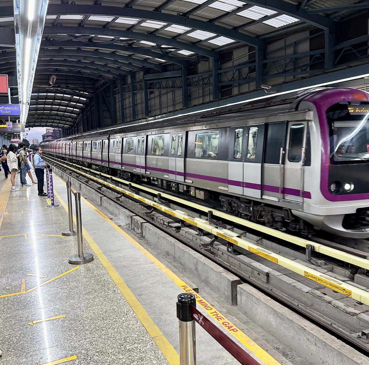 IndianTechGuide's tweet photo. 🚨 Challaghatta to Whitefield = 43 km

Ola Cab - ₹1000
Ola Auto - ₹600
BMTC Bus - ₹70
Metro - ₹60 (just 60-70 min journey)

Bengaluru to get better in just 2 years after the opening of upcoming metros. #Karnataka https://t.co/JMTIdVCsbJ