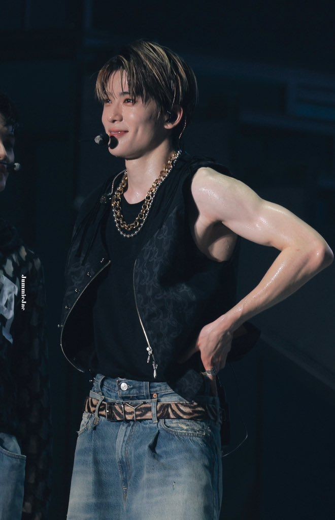 ratedjjh's tweet photo. Arms and Abs https://t.co/WhN3k6F9KX