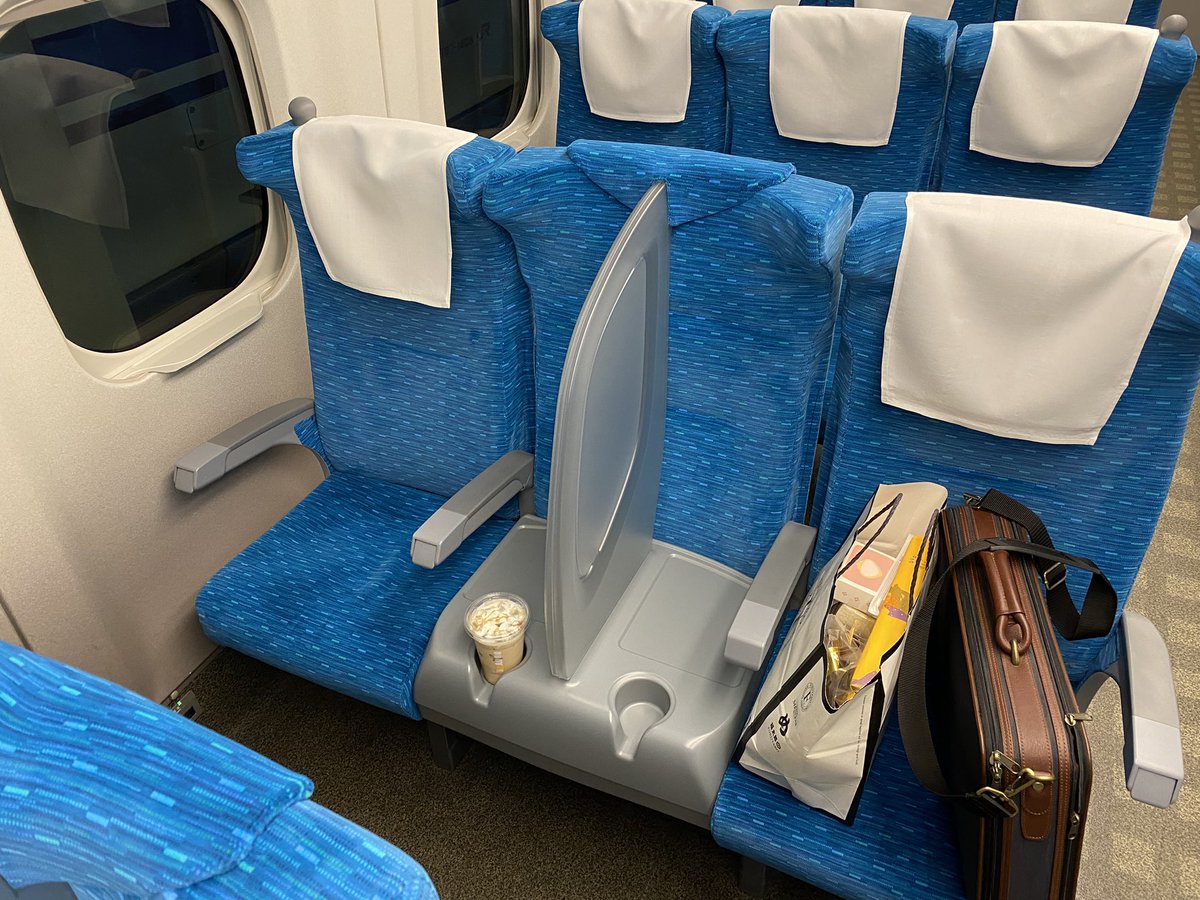 harataku78's tweet photo. お試し期間中の様で差額無しで予約できました。もうすぐ+1,200円になるそうです。横に広く使えるのが思ったより快適。一人で乗るならグリーン車を選ぶ事はもう無いかも。
#S_WorkPシート #S_Work車両 #S_Work #東海道新幹線 #山陽新幹線 #東海道・山陽新幹線 #新幹線 #shinkansen https://t.co/yKbc95hIyq