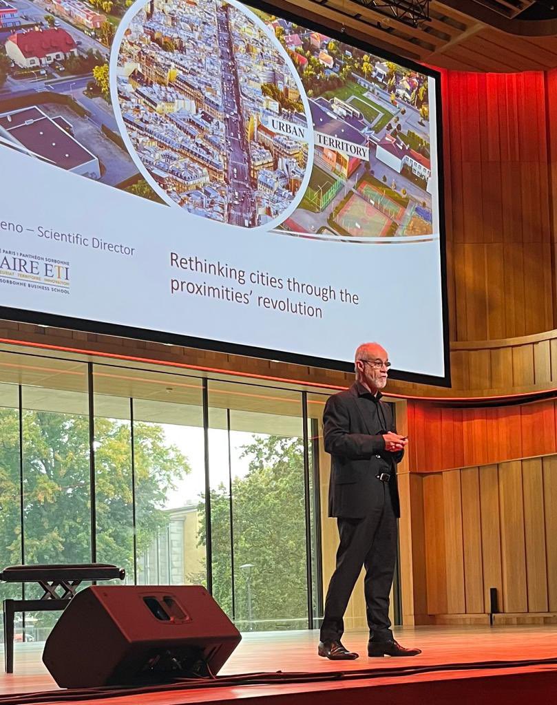 Carlos Moreno op #DagvandeStad: “We need more proximity, social links in cities &amp; streets for people not cars.”#changeofparadigm