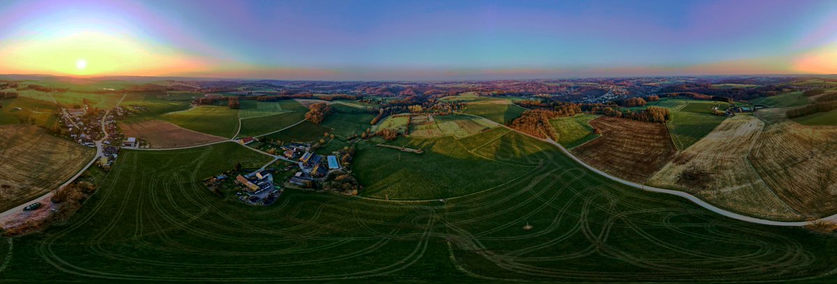 schwebendkamera's tweet photo. The sunset behind Spieckern. https://t.co/t5Ebaa9oe9