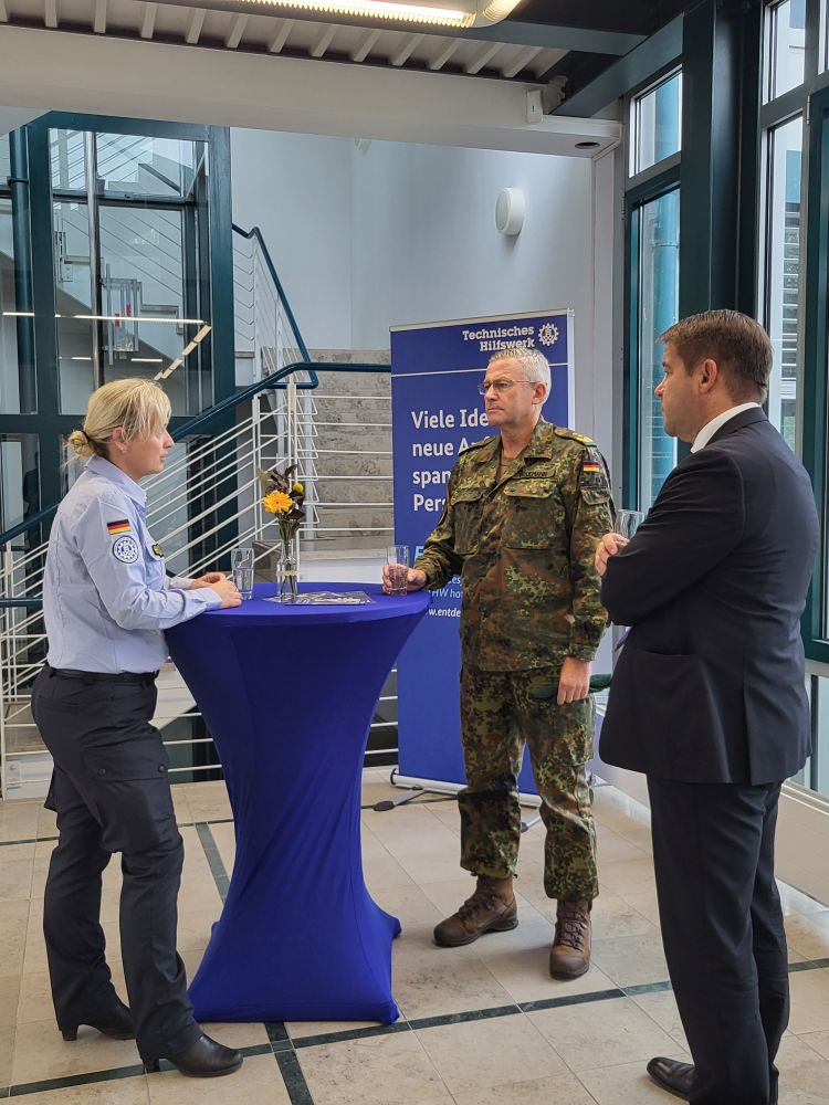 OFK_Bundeswehr's tweet photo. Zusammenarbeit weiter stärken: Der Befehlshaber #TFK, Generalleutnant André Bodemann, sprach in @Stadt_BRB mit Oberbürgermeister #SteffenScheller. Danach ging es zum Ausbildungszentrum des #THW. Ziel: Ausloten von Anknüpfungspunkten von #Bundeswehr und Blaulichtorganisationen. https://t.co/K1xouJEAzz