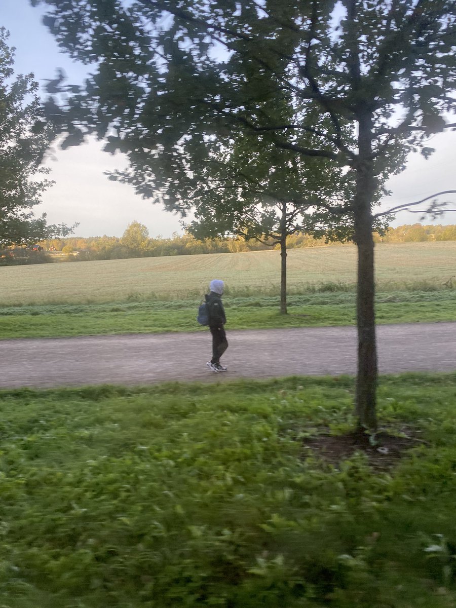 Suomalaisen #koulumatka’n ylistys:
Laajojen kansainvälisten tutkimusten mukaan liikunta ja ulkoilu, erityisesti aamulla, auttavat lasta keskittymään ja oppimaan paremmin. Rakas vanhempi, älä vie lapseltasi tätä luonnollista oppimisen tukea kuskaamalla häntä autolla kouluun.