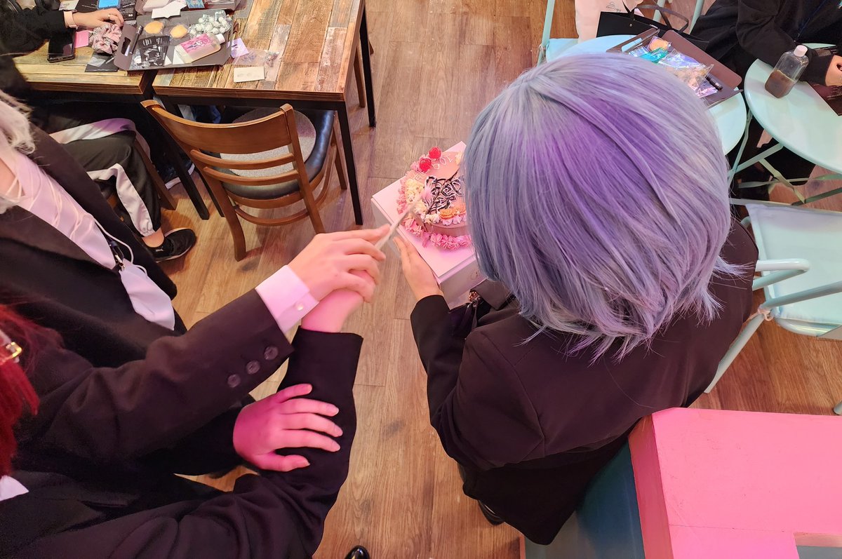 ■일스타 아담 실장 6주년 기념■

오늘은 아담 실장 (일본서버 기준) 6주년입니다.
행사는 하루 전날인 10.08 이였으나 축하해 주기 위해 케이크를 준비를 했었습니다.

케이크 컷팅은 아담 코스 스텝이신 
이바라, 나기사 스텝님이 도와주셨습니다.