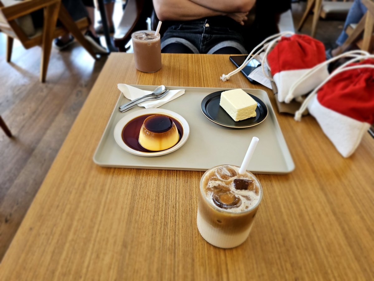 아까 너무 건강음식만 먹어서 당 주입하러 옴