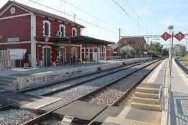 Des de dijous l’R3 de Renfe romandrà tallada 3 mesos pel desdoblament.
L’evident millora pel transport públic, va acompanyada de la millora en seguretat del pas soterrat a l’estació i s’ha demanat fer-ne un altre al c/Sant Isidre i protegir l’antiga torre de l’aigua.