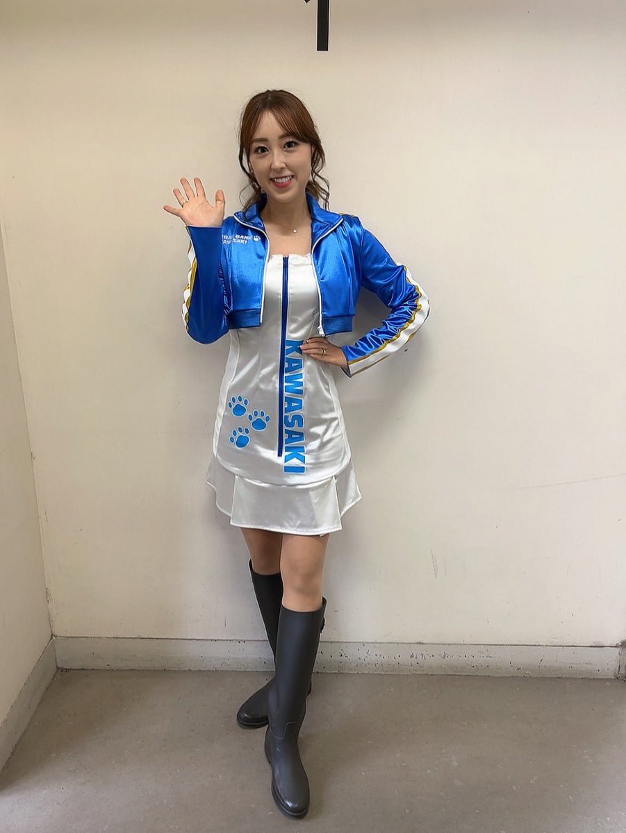 yuimaru0502_k's tweet photo. 川崎競輪バンクリニューアル記念 NIPPO杯･スポーツニッポン杯争奪戦
最終日です🚴‍♂️
生憎の雨ですが本日もレインコート姿で(笑)ラウンドとウィニングランさせて頂きます
雨止んでキューちゃん登場できますように……🐱
#川崎競輪 #競輪 #keirin #ラウンドガール #キューちゃん #九ちゃん #イベコン https://t.co/VkqxjqmyaT