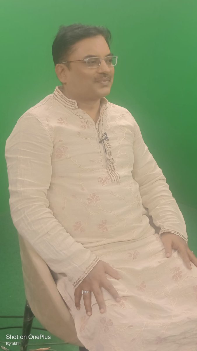 Pmctelugu's tweet image. నవంబర్ 11 వ తేదీ పత్రీజీ జన్మదినోత్సవం సందర్భంగా రికార్డింగ్  లైవ్ కార్యక్రమంలో అతిథిగా శివ గారు పాల్గొన్నారు!
#PatrijiJanmadinostavam #Shiva #PyramidMaster #AnchorSrikanth #patriji #meditation #BirthdayCelebration #spiritualevent #pyramidmeditation #brahmarshipatriji #PMCTelugu