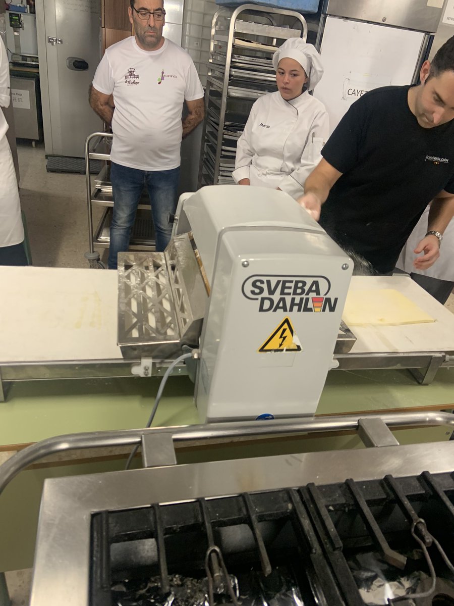 juancmo8's tweet photo. Hola, el día 2 y 3 de octubre, la DGFP, ha realizado una formación de panadería, para los participantes de #AndalucíaSkills 23, en el #IesJacaranda de #Churriana. El ponente es José Roldán, entrenador de los #Espigas y campeón internacional de Panadería 2023. https://t.co/3ImuaZXi7M