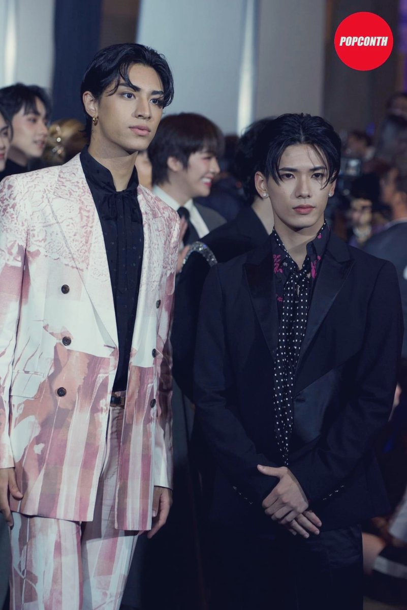 Yada_c_n's tweet photo. 🫢 ไม่ได้ชิปคู่นี้ แต่สตอรี่มันดันเหมือนการ์ตูนวาย 🤫 เจอกันครั้งแรกน้องวีอยู่ป.4 ตัวเล็กกว่าโคโคโระ 🤣 แถมพุ่งเข้ามาคุยกับเค้าทั้งที่ไม่รู้จักกัน 🤣 กลายเป็นโตมาได้อยู่วงเดียวกัน แล้วความต่างของส่วนสูงคือสลับโพแบบโอ้โห…  🤣 https://t.co/SkRfElRZEy