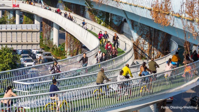Viele Menschen fahren mit dem Fahrrad auf dem Xiamen Bicycle Skyway.