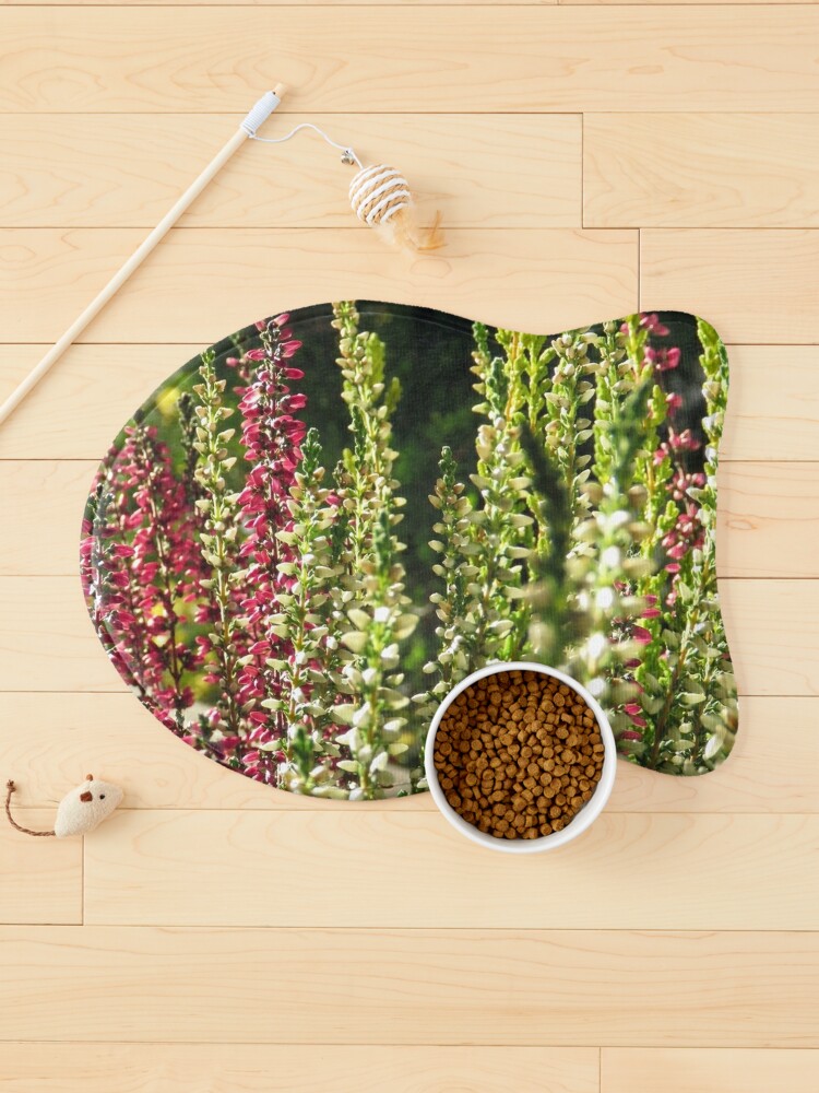 HurmerintaArt's tweet image. Red And Green Calluna. A lovely autumn flower. #cat #mat #catmat #giftidea redbubble.com/i/cat-mat/Red-… #findyourthing #redbubble
