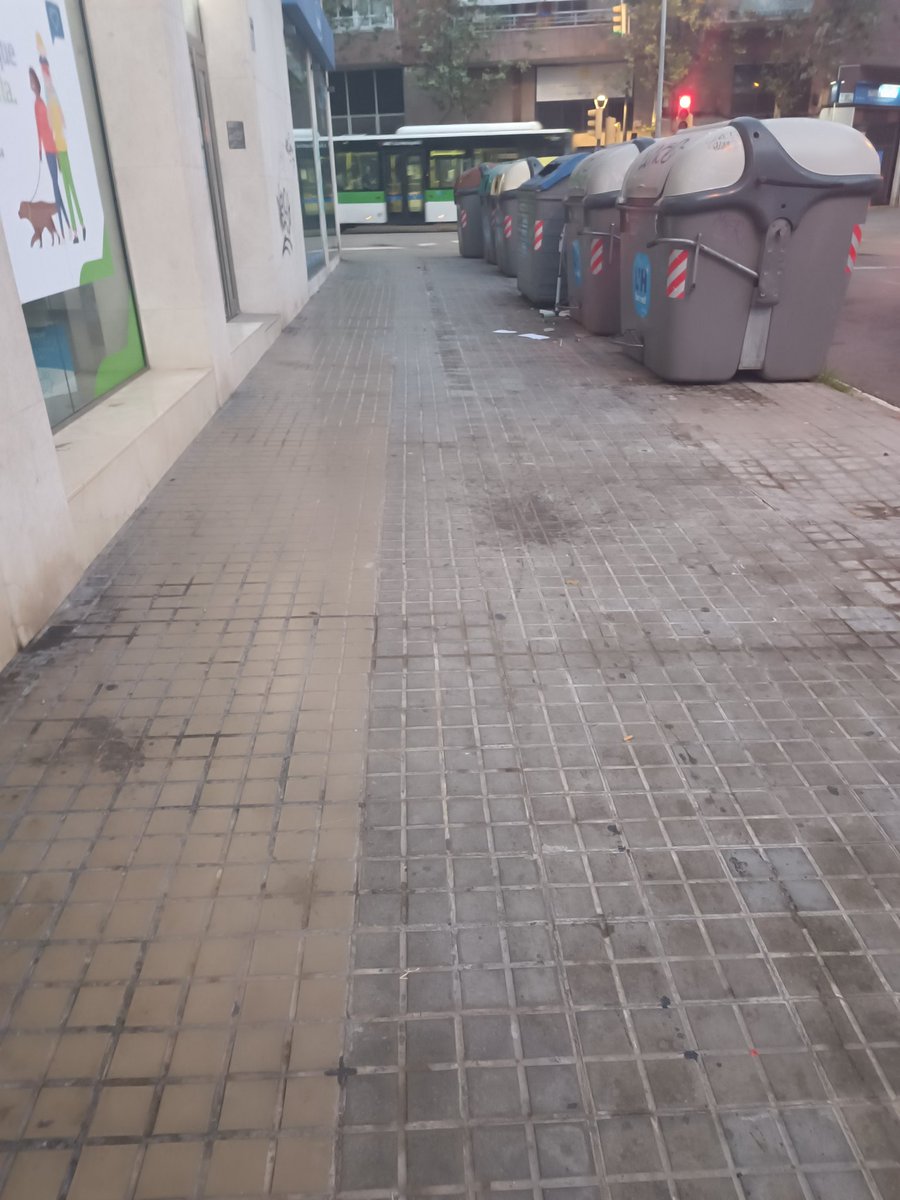 Flashdance72's tweet photo. Jo no sé cap a on desvien els meus impostos @LHAjuntament però a la neteja, fa temps que no. És fastigós i vergonyós. Escombrar 4 fulles a la Rambla, tot el que fan. https://t.co/OmCI8y32IM