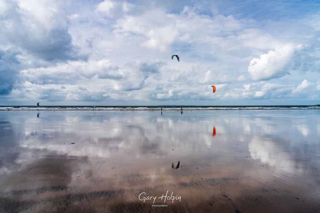 Good morning! 🙂 Hope you had a good weekend? 

We're starting my week of photos from a stormy day at the beach with a gorgeous reflection of kite surfers enjoying the waves....

#thephotohour #stormhour #Mondaymotivation #southwest660 #Saunton