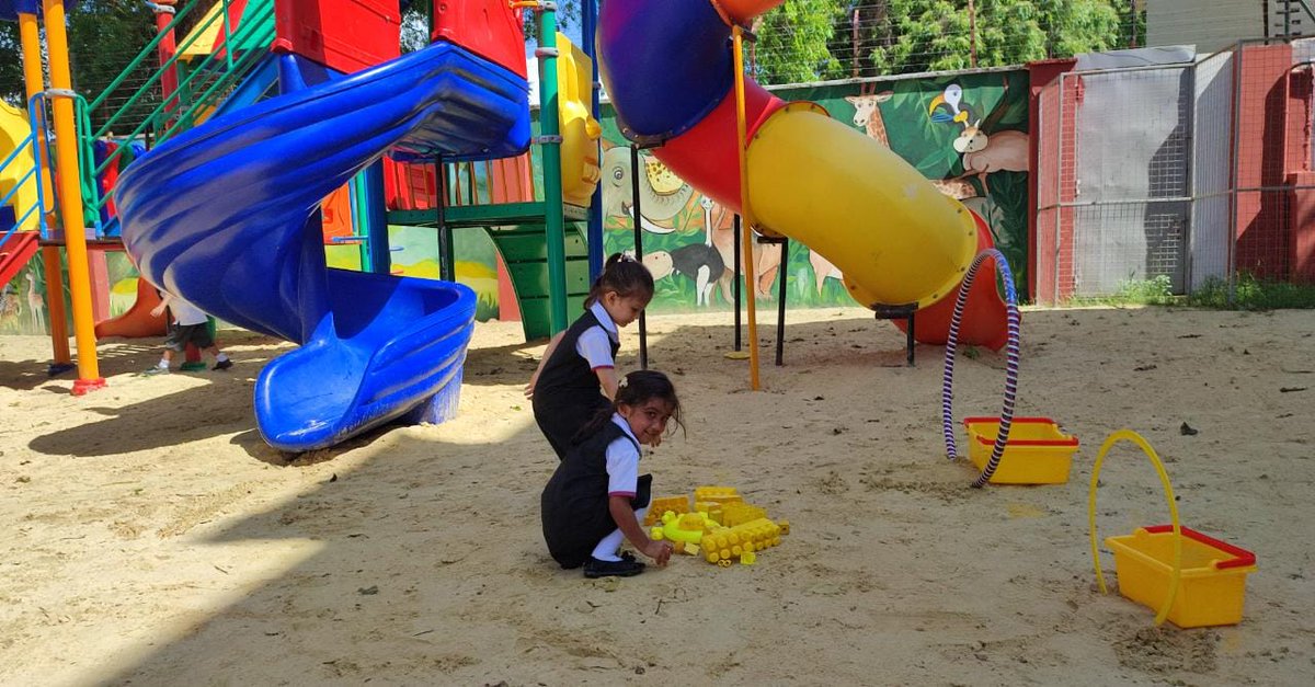 JafferyAcademy's tweet image. Big and small, K1&apos;s were able to explore the concept of big and small through various activities that enhanced their holistic development. We loved their keen observation skills during the sorting activities. Good job K1 students.

#maths #concepts #intergratedlearning