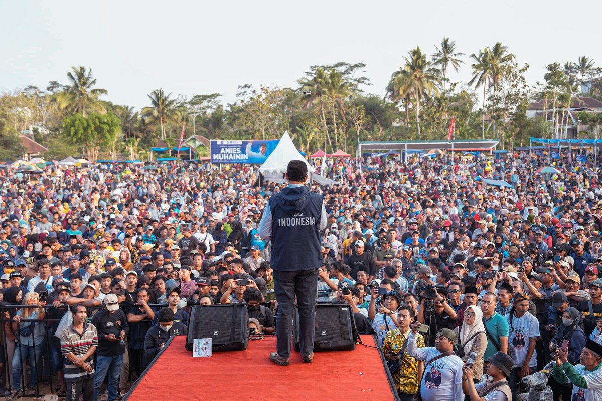 Saya dan Gus Imin bersyukur bisa hadir di tengah2 Pasar Rakyat se-Malang Raya di Lapangan Desa Harjokuncaran, Sumbermanjing Wetan, Kab. Malang, Jawa Timur. 

Apresiasi dan terima kasih kepada Pengasuh DM Community, KH Romo Ahmad Suroso, yang telah mengadakan pasar rakyat ini.