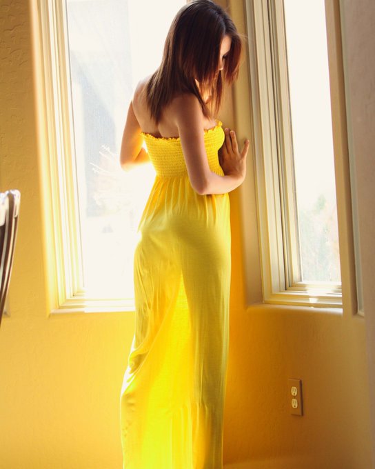 Confidence is the best outfit, rock it and own it. 💛🌻  Studio @ModelsOfTYM  Production @TheEmslieAgency  Community