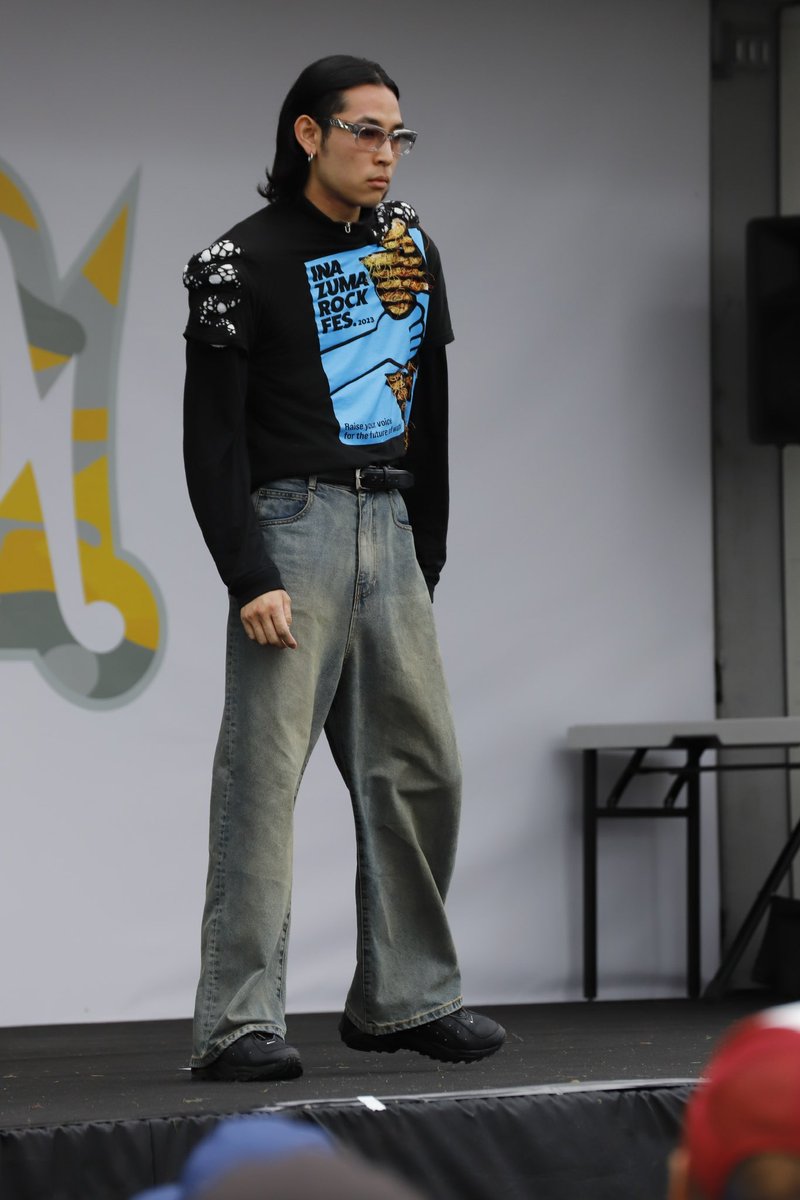 50igrs's tweet photo. 本日はイナズマロックフェス最終日。
フェスのオフィシャルTシャツアレンジショーを本学コスチュームデザインコースで参加してます。

天気はちょっとあいにくですがフェスもショーも熱気はすごいです。 https://t.co/OjsWSEeEfz
