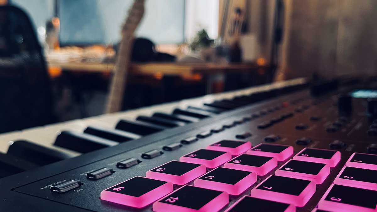 Moncy_desk's tweet photo. #desksetup
#お前らのpcデスク周り晒していけ
#FANTOM08
ここ最近のデスク周りです。
思い切ってデスクシェルフをやめてみました。モニターの位置が下がってかっこいい。 https://t.co/YkBvIs9QBW