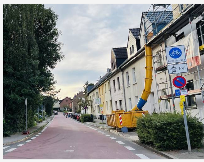 AixiPale's tweet photo. Gibt's eigentlich in #Aachen richtige Fahrradstraßen? Also nicht diese rot angemalten Autostraßen mit Schildern davor, die niemand beachtet?
Da hat man echt einen tollen Weg gefunden, die Autofahrer, denen jahrzentelang der asphaltierte Teppich ausgerollt wurde, zu besänftigen. https://t.co/wTBWeR0q9w