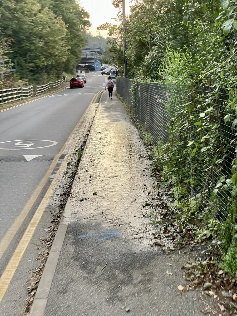 dunxsta's tweet photo. Hey @chilternrailway what’s the plan to fix this leak on the pavement down to beaconsfield station? Hopefully before it gets 🥶 https://t.co/dSDNmqZ7oq