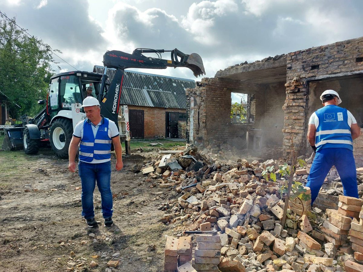 pmwBxl's tweet photo. We also went to #Ivankiv. @UNDPUkraine implementing 🇪🇺 financed project clearing debris, demining with @SESU_UA and giving people back their liberated land. Few weeks of Russian terror and occupation left many scars. 8/ https://t.co/mdlaMijiEd