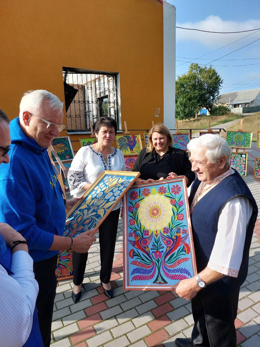 pmwBxl's tweet photo. As all hromadas, people mourn and honour the women and men who lost their lives since Russia began its aggression in 2014. During the full-scale invasion in 2022, Russia also destroyed the local museum in #Ivankiv displaying the oeuvre of Maria Prymachenko 9/ https://t.co/L7e7kcRbDo