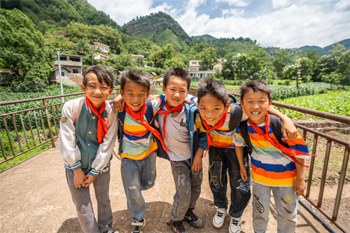 DiscoverGuizhou's tweet image. In old days, in Chuzhuo, #Bijie, villagers carried children on their backs across the river during floods for school. In 2018, with support from #UFWD, Jinhui Bridge was built, solving safety concerns and boosting local industries. A heartwarming tale of the community! 🌉💪