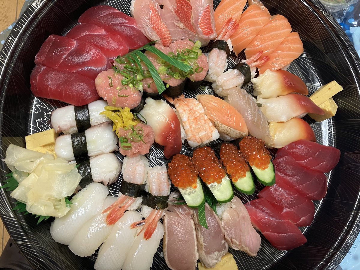 #寿司よし　おまかせ握り計45巻、出前館で配送込みで5000円以下でした
とても1人で食える量じゃない😂